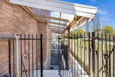 86 Robinson Crescent Whitby ON L1N 6W5