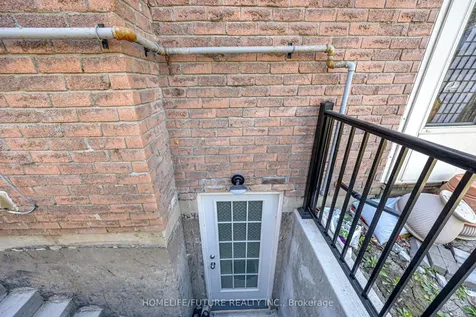 86 Robinson Crescent Whitby ON L1N 6W5