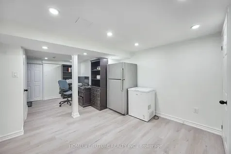 86 Robinson Crescent Whitby ON L1N 6W5