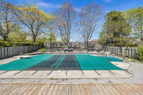 86 Robinson Crescent Whitby ON L1N 6W5