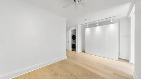 679 Woodbine Avenue Toronto ON M4E 2J3
