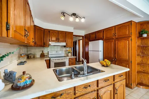 565 Prestwick Drive Oshawa ON L1J 7P4