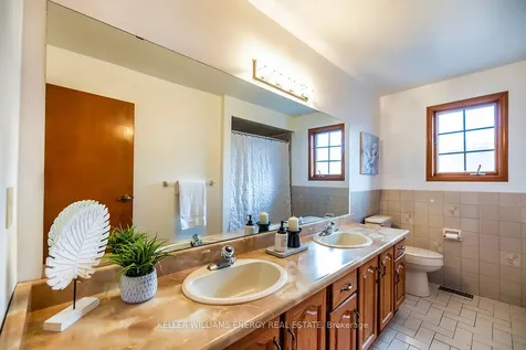 565 Prestwick Drive Oshawa ON L1J 7P4