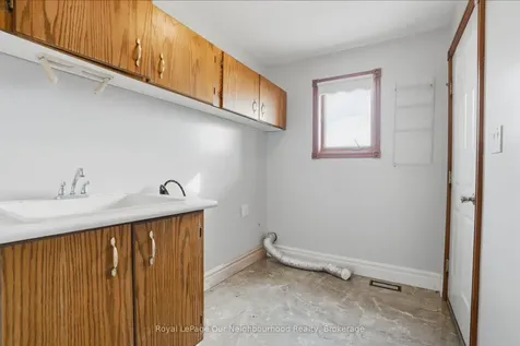 79 Elizabeth Street Oshawa ON L1J 8H3