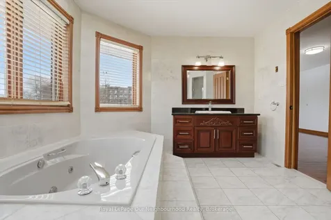 79 Elizabeth Street Oshawa ON L1J 8H3