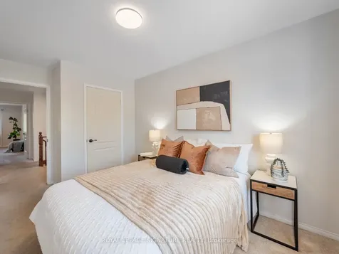 7 Decatur Place Whitby ON L1R 3R1