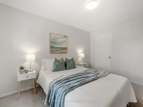 7 Decatur Place Whitby ON L1R 3R1