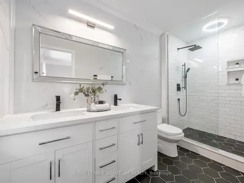 7 Decatur Place Whitby ON L1R 3R1