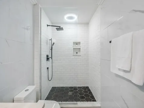 7 Decatur Place Whitby ON L1R 3R1