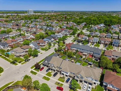 7 Decatur Place Whitby ON L1R 3R1