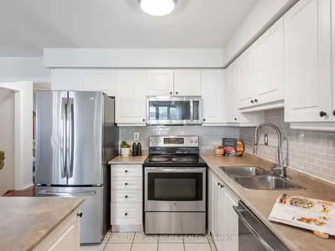7 Decatur Place Whitby ON L1R 3R1
