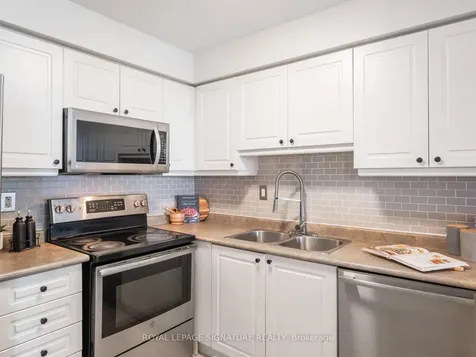 7 Decatur Place Whitby ON L1R 3R1
