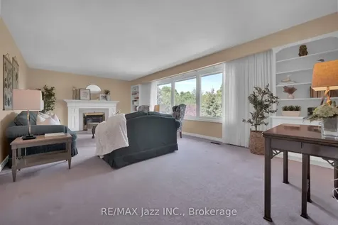 961 Swiss Heights Oshawa ON L1K 2A7