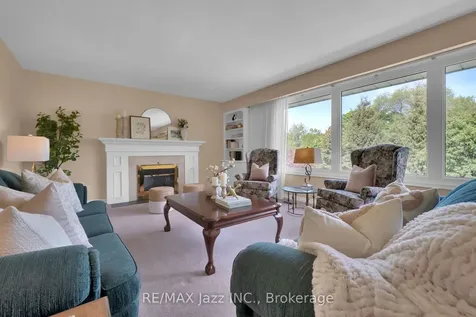 961 Swiss Heights Oshawa ON L1K 2A7