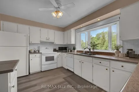 961 Swiss Heights Oshawa ON L1K 2A7
