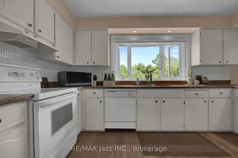 961 Swiss Heights Oshawa ON L1K 2A7