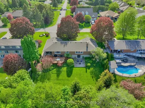 961 Swiss Heights Oshawa ON L1K 2A7