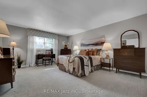 961 Swiss Heights Oshawa ON L1K 2A7