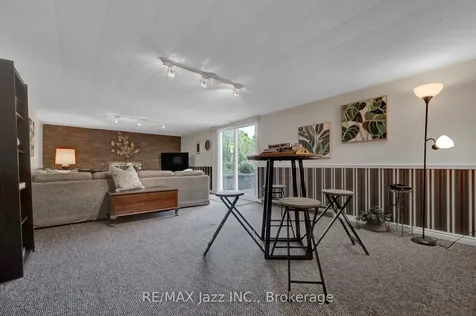 961 Swiss Heights Oshawa ON L1K 2A7