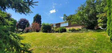 961 Swiss Heights Oshawa ON L1K 2A7