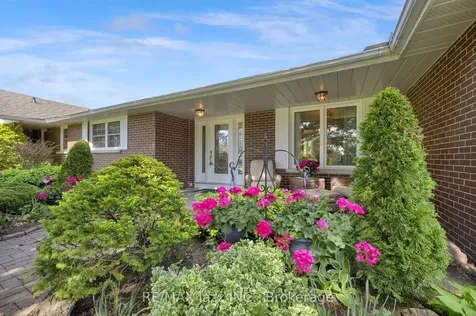 961 Swiss Heights Oshawa ON L1K 2A7