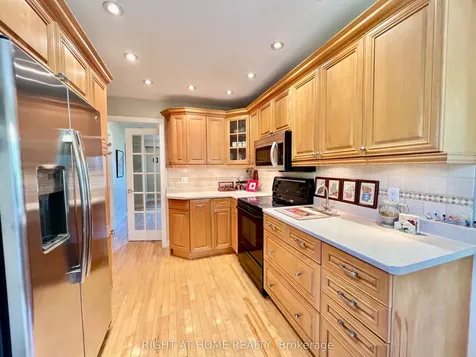 4 Silverbirch Place Whitby ON L1R 1X7
