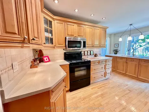 4 Silverbirch Place Whitby ON L1R 1X7