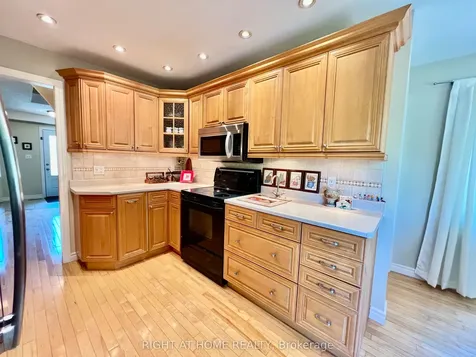 4 Silverbirch Place Whitby ON L1R 1X7