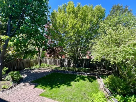 4 Silverbirch Place Whitby ON L1R 1X7