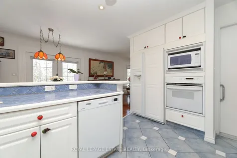 898 Beaufort Court Oshawa ON L1G 7J7