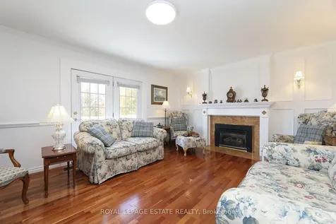 898 Beaufort Court Oshawa ON L1G 7J7