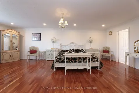 898 Beaufort Court Oshawa ON L1G 7J7