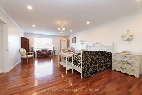 898 Beaufort Court Oshawa ON L1G 7J7
