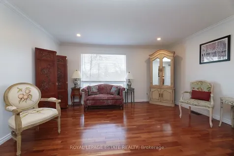 898 Beaufort Court Oshawa ON L1G 7J7