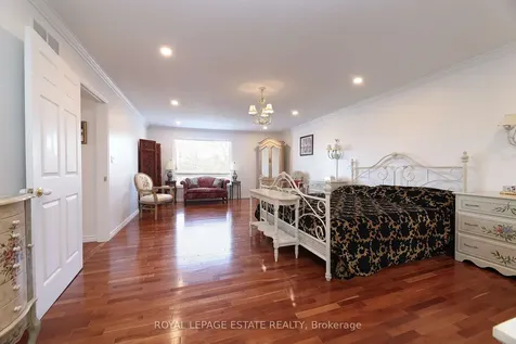 898 Beaufort Court Oshawa ON L1G 7J7