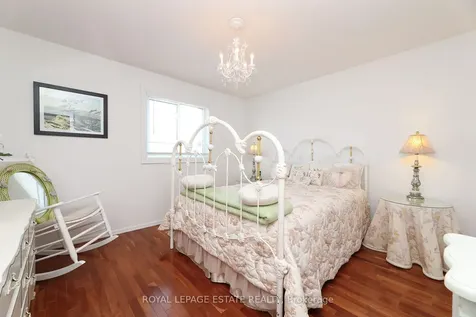 898 Beaufort Court Oshawa ON L1G 7J7