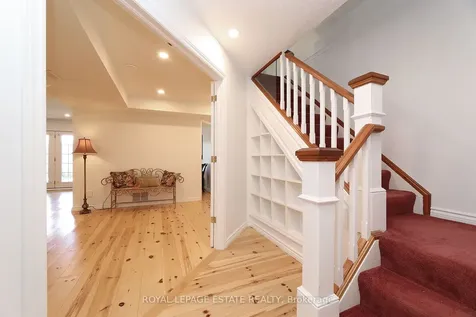 898 Beaufort Court Oshawa ON L1G 7J7