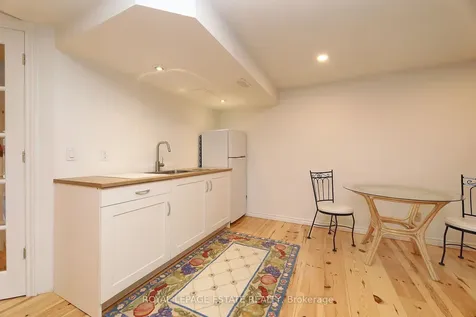 898 Beaufort Court Oshawa ON L1G 7J7