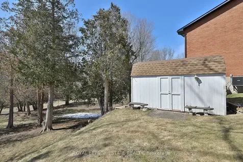 898 Beaufort Court Oshawa ON L1G 7J7