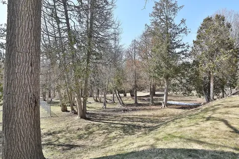 898 Beaufort Court Oshawa ON L1G 7J7