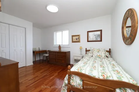 898 Beaufort Court Oshawa ON L1G 7J7