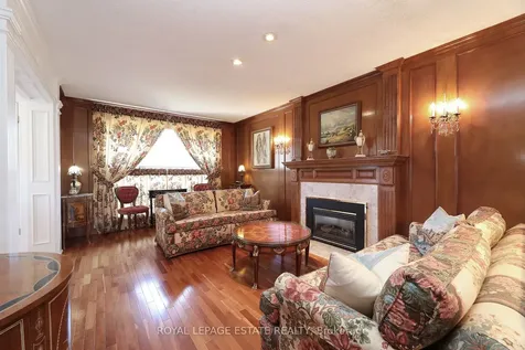 898 Beaufort Court Oshawa ON L1G 7J7