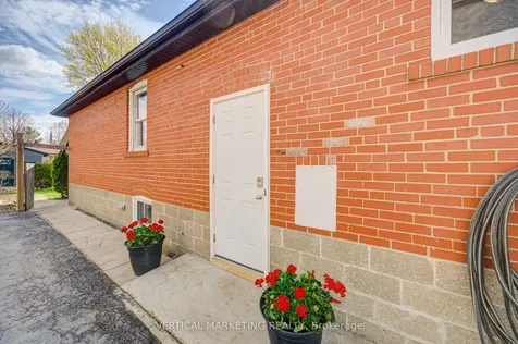 17 Arden Crescent Toronto ON M1L 3R6