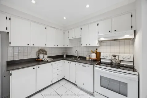 1330 Trowbridge Drive Oshawa ON L1G 7L1