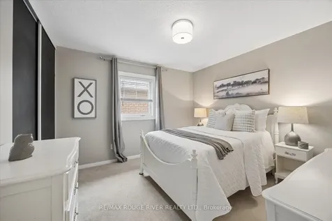 25 Medland Avenue Whitby ON L1P 1S1