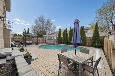 25 Medland Avenue Whitby ON L1P 1S1