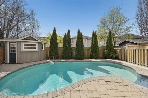 25 Medland Avenue Whitby ON L1P 1S1