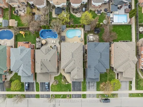 25 Medland Avenue Whitby ON L1P 1S1