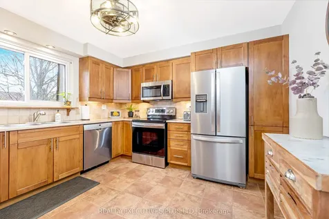25 Graham Court Whitby ON L1N 6E1
