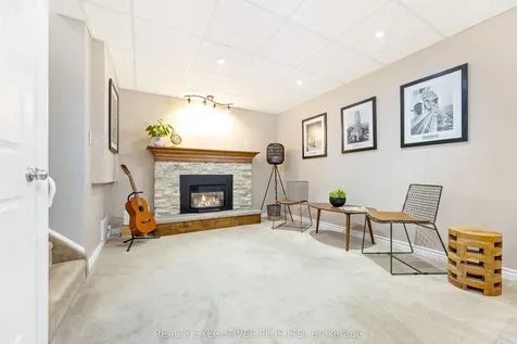 25 Graham Court Whitby ON L1N 6E1